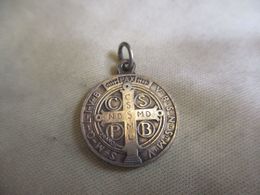 Médaille Religieuse Ancienne Pour Chaînette/Bronze Nickelé/Saint BENOIT / Croix Bénédictine /Début XXéme  CAN93 - Religión & Esoterismo