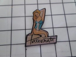 1220 Pin's Pins / Beau Et Rare / THEME : PIN-PS / BLONDE LINGERIE COUTEUSE PASSIONATA - Pin-ups