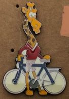VELO - CYCLISME - BIKE - CYCLISTE - GIRAFE SUR  EN VELO - MAILLOT ROUGE - GIRAFFE - GIRAFFA - JIRAFA - N°398 -  (26) - Cyclisme
