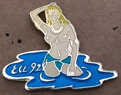 PIN UP - BLONDE DANS L'EAU - ETE 92 - TOPLESS   -  (26) - Pin-Ups