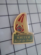 1220 Pin's Pins / Beau Et Rare / THEME : SPORT / VOILE VOILIER REGATE KRITER BRUT DE BRUT Par LA BOITE A PIN'S - Sailing, Yachting