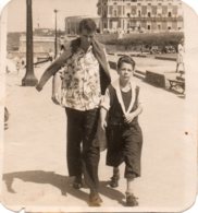 Photos Biarritz En 1945,avec Chemise Hawaienne Peu Avant Le Surf à Biarritz. - Identifizierten Personen