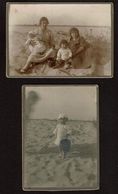 2 Photos 11 Cm X 8 Cm -  Sur La Plage à Ostende - Jeunes Femmes Avec Enfant Et Bébé - 2 Scans - Lieux