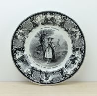 ANCIENNE ASSIETTE CREIL MONTEREAU XIXe - LES ANIMAUX INTELLIGENTS N°6: UN RENARD ET UNE JEUNE POULETTE - Plates