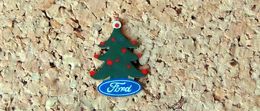 Pin's Ford Sapin De Noel - Peint - Fabricant Inconnu - Ford