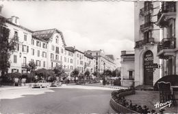 88. VITTEL . AVENUE BOULOUMIE. ANNEES 50 . VOITURES EN STATIONNEMENT - Vittel