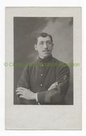 UN ARTILLEUR ARTILLERIE - CARTE PHOTO MILITAIRE PAUL DARBY ET WYSS - Characters