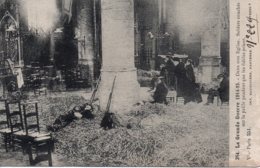 Cpa  Dans Une église,soldat Couché Dans La Paille Pendant Que Les Fidèles Prient. - Guerre 1914-18