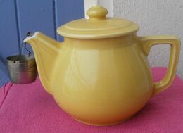 Ancienne Theiere Jaune Porcelaine Avec Passe Thé - Teapots