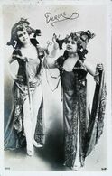 Carte Postale Vers 1900 - Mlle Derike En Costume Robe De Théatre - Artiste Lyrique   (Photo Montage Reutlinger) - Voor 1900