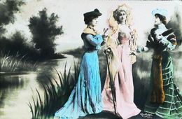 Carte Postale Vers 1900 - Trois Actrices  En Costume Robe De Théatre  - Léger Pli En Coin  (Photo Montage  Reutlinger) - Voor 1900