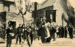 Locronan * Troménie N°445 * Luttant Contre Le Vent , Les Gas Du Pays Portent Avec Fierté Les Lourdes Bannières ! - Locronan