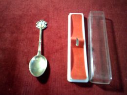 COLLECTION DE 12 CUILLERES   REGIONALISTE   DIVERS - Spoons