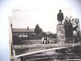 Nederland Holland Pays Bas Wolvega Met Dames, School En Standbeeld - Wolvega