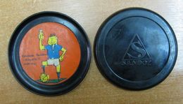 AC -  CALCIUM SANDOZ VINTAGE SAUCER TYPE PLASTIC COASTER - FOOTBALL PLAYER - Outils Anciens
