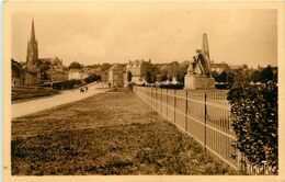 Fontenay Le Comte * L'entrée De La Commune * Une Rue - Fontenay Le Comte