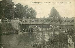 MARNE  AY En CHAMPAGNE   Le Pont Victor Hugo Et Le Canal Un Jour De Fete - Ay En Champagne