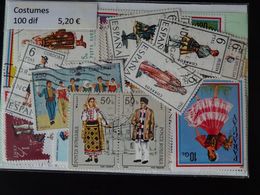 Costumes Pochette De 100 Timbres Différents Tous Pays - Textile