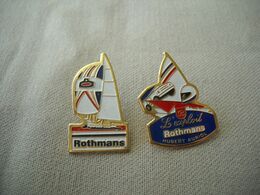 1806 Pin's Pins   Lot De 2 Pins  Rothmans  Hubert AURIOL Rallye Voiture  Casque VOILIER - Motorbikes