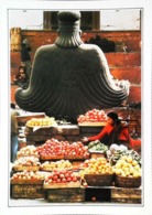 Nepal   Katmandou Etal De Fruits Adossé à Une Statue De Garuda     Années   80s - Népal