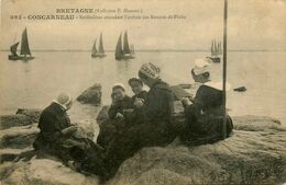 Concarneau * Sardinières Attendant L'arrivée Des Bateaux De Pêche * Coiffes Coiffe Femmes - Concarneau