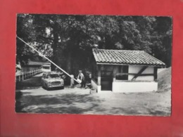 CPSM Petit Format - Givry En Argonne  -  (Marne) - Maison D'Accueil Du Camping ( Auto , Voiture Peugeot 403 ) - Givry En Argonne