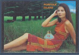 Bloc Neuf 1 Timbre Norfolk Island Femme Assise Dans L'herbe - Blokken & Velletjes