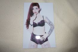 BELLE REPRODUCTION PHOTO...JEUNE FEMME AUX TATOUAGES EN LINGERIE SEXY - Pin-Up