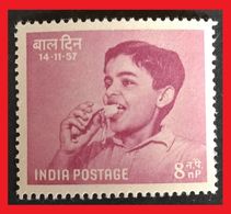 113. INDIA (8P) 1957 STAMP CHILDRENS DAY . MNH - Nuevos