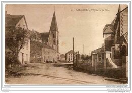 PALISEUL ..-- L' Eglise Et La Place . Vers BRUXELLES ( Mme MONSEUR ) . - Paliseul