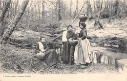 Landes Non Classés       40       A La Fontaine. Jeunes Landaises      (voir Scan) - Andere & Zonder Classificatie