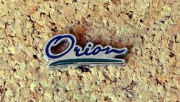 Pin's Ford Orion Logo Ajouré - Peint Cloisonné - Fabricant SCM - Ford