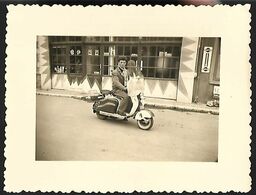 MOTO Ancienne - BEAUNE LA ROLANDE - Place Du Marché -  Format 10.5 X 8 Cm - Motos