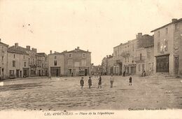 Champdeniers * Place De La République * Coiffeur Salon De Coiffure * Café De L'europe - Champdeniers Saint Denis