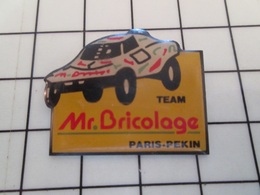 216b Pin's Pins / Beau Et Rare / THEME : SPORTS / AUTOMOBILE RALLYE PARIS PEKIN TEAM Mr BRICOLAGE BUGGY - Automobile - F1
