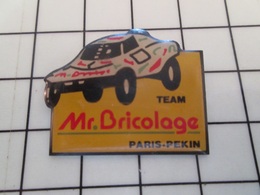 216b Pin's Pins / Beau Et Rare / THEME : SPORTS / AUTOMOBILE RALLYE PARIS PEKIN TEAM Mr BRICOLAGE BUGGY - Automovilismo - F1