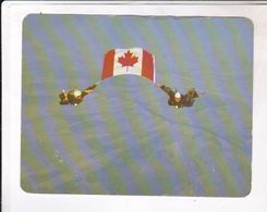 CPM PARACHUTISTES EN L AIR AVEC DRAPEAU DU CANADA - Parachutting