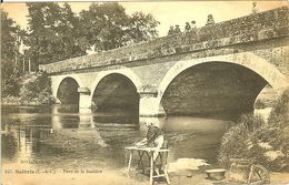 41 SALBRIS LA LAVANDIERE SA BASSINE ET SA BROUETTE AU PONT DE LA SAULDRE SURVEILLEE PAR LES ENFANTS SUR LE PONT - Salbris