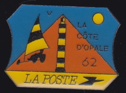 66185- Pin's .la Poste.PTT.Cote D'opale.Pas De Calais.Char à Voile.Phare. - Postes