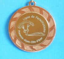 1 MEDAILLE //  ** LIGUE DE PARACHUTISME / PROVENCE-ALPES-CÔTE D'AZUR ** . (Cpe Ligue PACA 3ème PA Sportive 2020) - Parachutisme