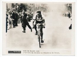 Photo De Presse Paris Soir - TOUR DE FRANCE 1939 - L'arrivée De CLOAREC Au Vélodrome De Brest. - Wielrennen