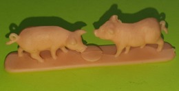 Figurine Jouet COCHONS - Publicité LA ROCHE AUX FÉES - Environ 7 X 2 Cm - Matière Plastique - Etat D'usage - Années 1970 - Cerdos