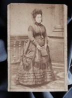 Photo CDV Delintraz à Paris - Femme En Pied  Livre à La Main, Circa 1870-75 L503F - Alte (vor 1900)
