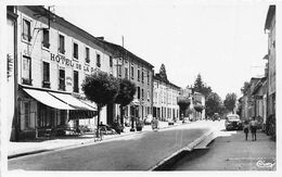 Saint Symphorien De Lay        42      Rue Nationale Hôtel De La Poste     (voir Scan) - Autres & Non Classés