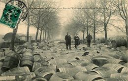 Charenton Le Pont * Rue De L'entrepôt , Amoncellement D'épaves * Tonneaux De Vin * Inondations 1910 - Charenton Le Pont