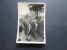 2.Weltkrieg Kleines Foto Um 1940 Hitlerjugend / Junge Burschen Beim Appell. Jungzug - War, Military