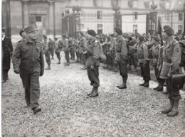 Photo Passage En Revue De L'armée Française En1944,photo Format 18/24.Presse Libération. - Guerre, Militaire