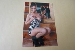 BELLE FEMME  SEXY LEGEREMENT HABILLEE - Pin-Up