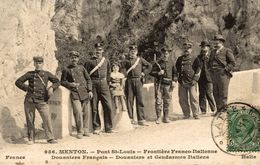 06-MENTON-PONT-SAINT-LOUIS- FRONTIERE FRANCO-ITALIENNE, DOUANIERS FRANCAIS -DOUANIERS ET GENDARME ITALIENS - Menton