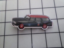 1820 Pin's Pins / Beau Et Rare / THEME : AUTOMOBILES / BREAK PEUGEOT 404 TAXI PARISIEN ANNEES 50/60 - Peugeot